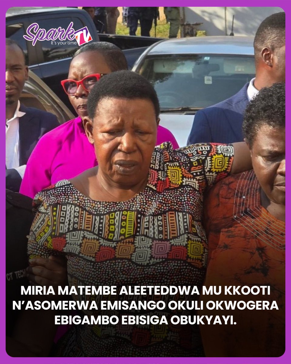 sparktvuganda's tweet photo. Wadde nga Miria Matembe asabye ateebwe ku kakalu ka kkooti, omulamuzi takkirizza nga agamba nti obudde bubadde buyise, bwatyo n’asaba  bannamateeka be okuteekamu okusaaba kwabwe olunaku olw’enkya.
#AgafaEyo
📸Winnie Tessa Nakayinja https://t.co/68Esep4cA6