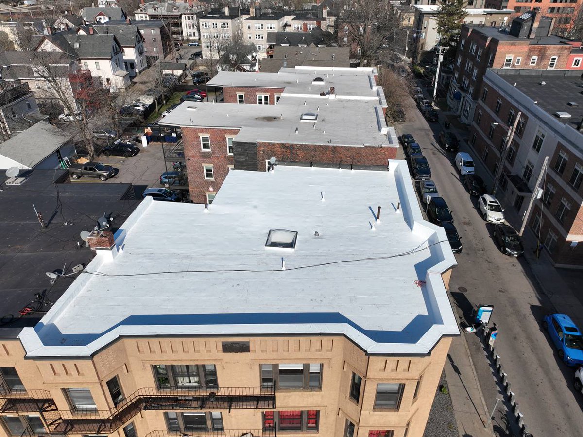IDFlatRoof's tweet photo. 🔝The $3K "savings" that cost $50K.

Out-of-state contractor.
18 months later: seam failure.
Phone disconnected.
Repair: $8K
Damage: $15K
New roof: $22K
"Saved" $3K.

🤝Local accountability > low bids.

#BostonMA https://t.co/LVpNW4nr3p