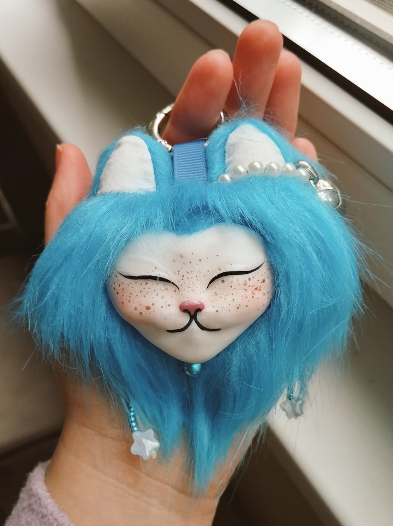SolarWitch_'s tweet photo. Посмотрите, какую красоту мне сделали!! Обвес с котиком по милейшему образу Феликса в голубом 🩵 он хорошенький, мягкий, с этими веснушками и маленькими звёздочками 🥺✨

Спасибо, Paranoid Deco 🌸 там ещё много клевых необычных штук, заглядывайте!! 😌
https://t.co/qkzAwHATiC https://t.co/5LB2lSuWum