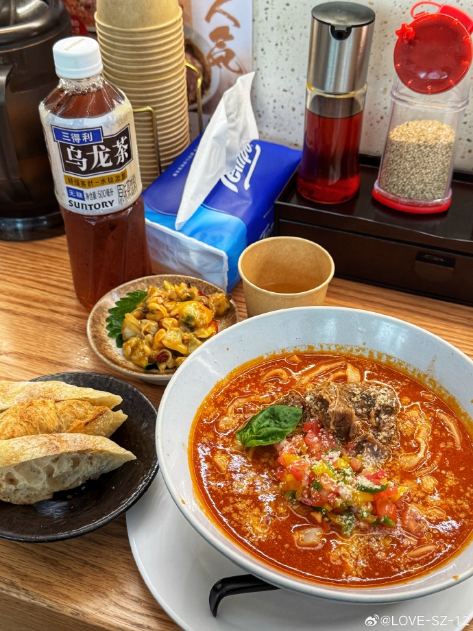 KarinaS96344009's tweet photo. This cozy hole-in-the-wall noodle shop serves the most creamy, garlicky tomato beef noodles I’ve had all month—chewy handmade noodles in a rich broth that warms you right up. 10/10, will come back every weekend! https://t.co/YzMCXNNjce