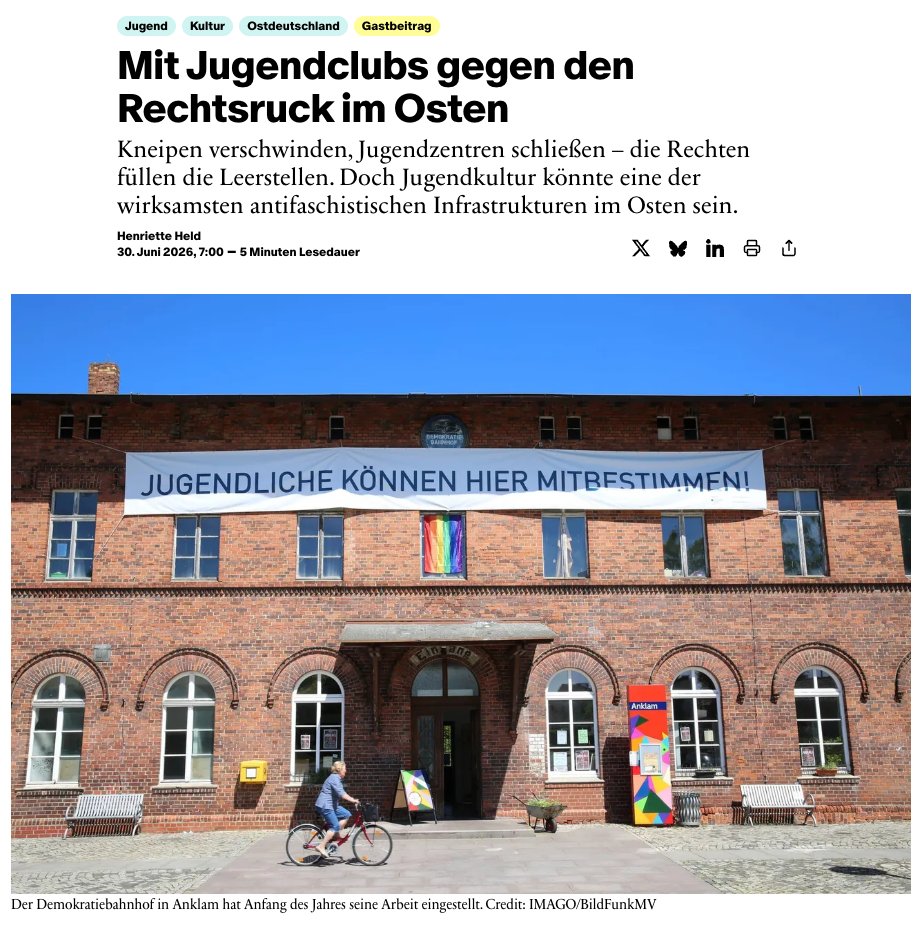 surplusmagazin's tweet photo. Kneipen verschwinden, Jugendzentren schließen – die Rechten füllen die Leerstellen. Doch Jugendkultur könnte eine der wirksamsten antifaschistischen Infrastrukturen im Osten sein. https://t.co/Hk2GHKboKq