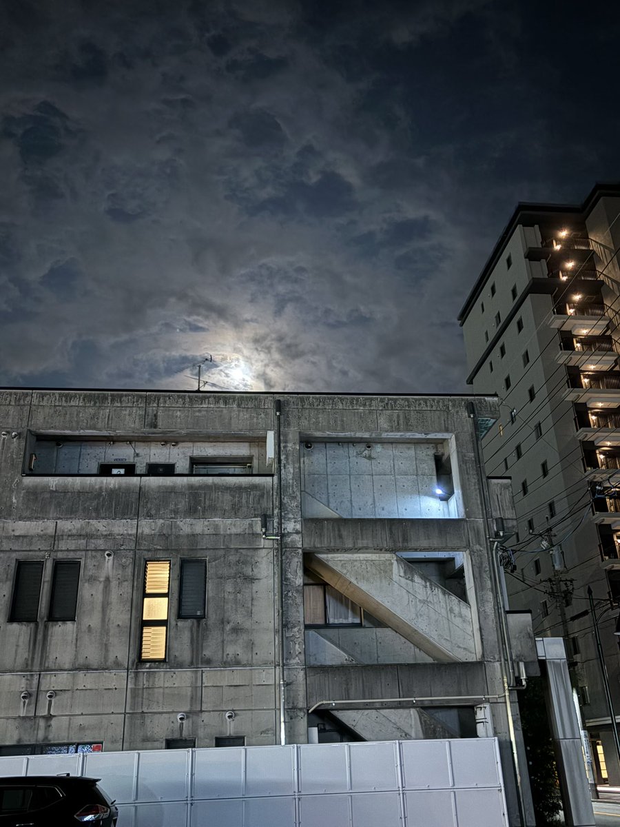 bobbyon812's tweet photo. 今日の空🌕
ストロベリームーンの様です🍓
時間帯によって赤く観られるようです、低い時に観れたようですが真南の夜空に高く輝いてます✨

#月　
#満月　
#携帯ではむずい https://t.co/IASQsnHRZu