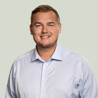Nordentoft1993's tweet photo. 🏳️Udlændingeordfører Thomas Skriver Jensen fra Socialdemokratiet hejste i dag det hvide flag i P1 Debat. Socialdemokratiet har givet op på udlændingepolitikken.

🗣️Flere gange blev Skriver Jensen spurgt, hvad han havde tænkt sig at gøre ved alle de problemer, der er forbundet med den islamiske masseindvandring. Den socialdemokratiske ordfører blev ved med at sige, at vi må »tale om problemerne«. Ingen konkrete løsninger blev lagt frem.

Det har vi andre gjort i årevis. Det er bare først nu, at Socialdemokratiet og andre halalhippier vil lytte og indse, hvad de har påført af skader på vores samfund med årtiers uansvarlig udlændingepolitik. 

⌛️Socialdemokratiet må se at komme i omdrejninger og få implementeret de løsninger, som vi andre har plæderet for meget længe. For vi har ikke tid til, at Socialdemokratiet skal bruge flere år på at afholde diskussionsklub uden at handle. Vi er i kamp mod tiden. Sandet løber snart ud af timeglasset.

🤡Det er kendetegnende for socialdemokrater, at de hverken er helt med på beatet eller i trit med virkeligheden. I går hørte jeg gruppeformand Mattias Tesfaye sidde i Deadline og skamløst sige, at forskellen på Danmark og lande som Sverige, Tyskland og Frankrig er, at Socialdemokratiet og Venstre har ført en stram udlændingepolitik. Det er jo helt grinagtigt og absurd historieløst. Havde migrationen alene været op til S og V, var Danmark lige så smadret som Sverige i dag. 

✈️Den gode nyhed er, at Socialdemokratiet er et magtparti, som placerer sig lige præcis, hvor vælgerne er. Når det er opportunt for dem at have remigration på hylderne, vil de have og føre en sådan politik. Det er kun et spørgsmål om tid. Remigration er uundgåeligt. #dkpol