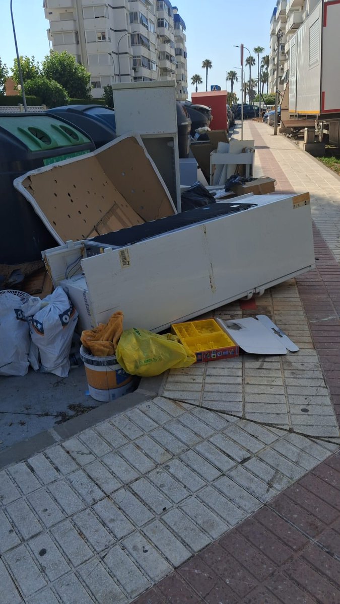 navas_victor's tweet photo. 😭Benalmádena hoy. En pleno verano.

🤥Y mira que el alcalde Lara tenía la solución a todos los problemas de la ciudad. O al menos eso dijo mientras estuvo en la oposición.

#Benalmádena 
#ElGobiernoDelHumo 
#LaraPP https://t.co/sBf6twmiiQ