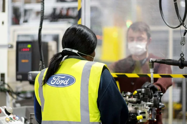 L_ThinkTank's tweet photo. [ 🇺🇸 ÉTATS-UNIS ]

🔸 Ford a réembauché plus de 300 inspecteurs qualité expérimentés après avoir constaté les limites de ses outils d’IA, selon Bloomberg. Charles Poon admet que le groupe a « négligé l’expérience » de ses ingénieurs, tandis que Ford met en avant un « renouvellement des talents » au moment où il retrouve la tête du classement qualité JD Power pour la première fois depuis 2010.