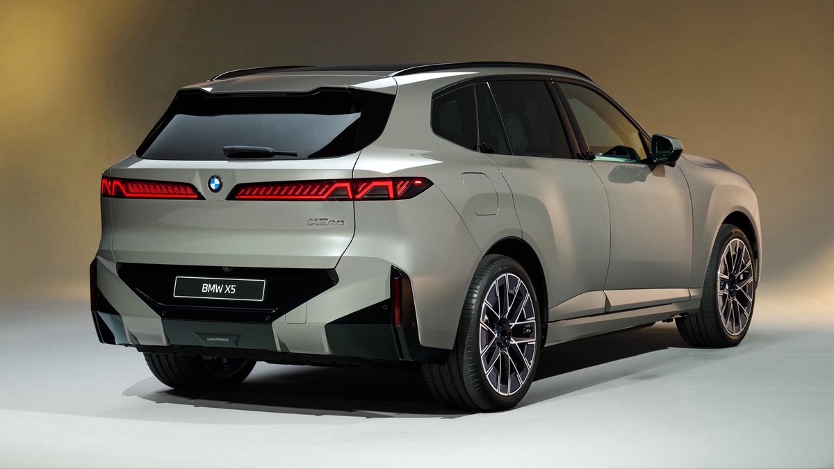 c_ar09's tweet photo. بي إم دبليو تعيد ابتكار الـ X5 بالكامل 😍🔥

كشفت BMW عن الجيل الخامس من X5 بتغييرات جذرية تجعلها أكثر X5 اختلافًا منذ إطلاقها قبل 27 عام.

تصميم جديد كليًا مستوحى من فلسفة Neue Klasse مع مصابيح أمامية بتصميم “Double-X” وإلغاء مقابض الأبواب التقليدية لصالح أزرار إلكترونية.

وداعًا للباب الخلفي المنقسم، إحدى أشهر مميزات X5، حيث قررت BMW الاستغناء عنه لتحسين الانسيابية الهوائية.

المقصورة أكثر فخامة تضم شاشة وسطية 17.9 انش، وشاشة للراكب الأمامي 14.6 انش، مع مواد فاخرة تشمل الألكانتارا وتطعيمات من الحجر الطبيعي.

🔹 خمسة خيارات للمحركات:
▪️ X5 40 بمحرك 6 سلندر 3.0 لتر 400 حصان.
▪️ X5 50e هايبرد بقوة 489 حصان.
▪️ X5 M60e هايبرد عالي الأداء بقوة 612 حصان.
▪️ iX5 60 الكهربائية 578 حصان ومدى 845 كم (WLTP).
▪️ نسخة هيدروجينية ستصل في عام 2028.

🔹 أكبر وأثقل من السابق، حيث يصل وزن النسخة الكهربائية إلى 2,900 كجم تقريبًا.

📅 ومن المتوقع وصول BMW X5 الجديدة إلى الأسواق العالمية بنهاية عام 2026، على أن يتم الإعلان عن الأسعار لاحقًا.