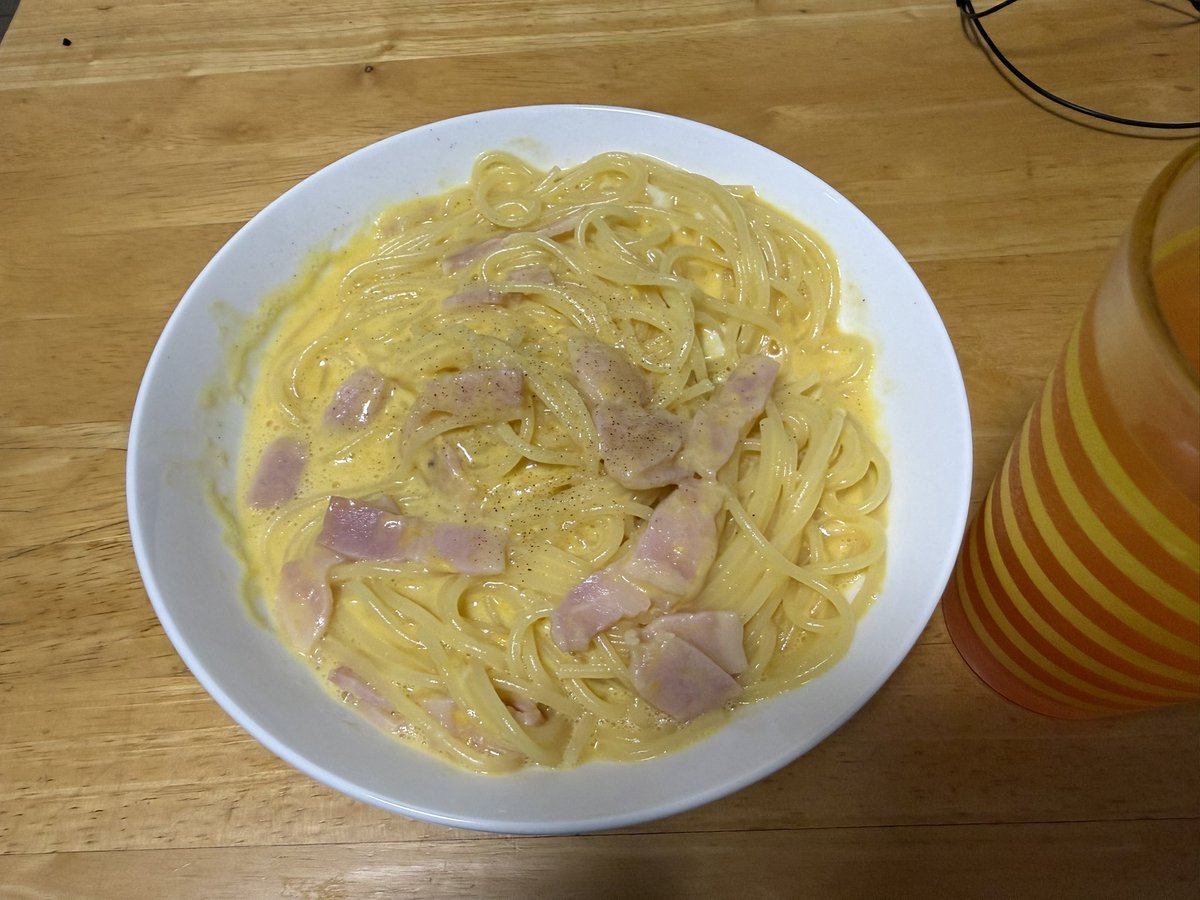 daiki09312's tweet photo. たまごの期限やばいけカルボナーラ作った
ブラックベッパー無くて悲しい
ピンモンハイボールで健康になりそ https://t.co/tizru92kMG