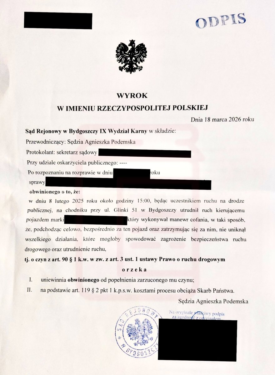 KonfituraWAkcji's tweet photo. Wyrok: pieszy na chodniku nie utrudnia ruchu samochodów! Pamiętacie nadgorliwą policję z Bydgoszczy, która w zeszłym roku wniosła o ukaranie pieszego stojącego na chodniku za to, że utrudniał ruch pojazdu? Sąd to przyklepał wyrokiem nakazowym i od razu wszyscy internetowi prawnicy rozpoczęli powielanie informacji, nie wolno utrudniać ruchu pojazdów na chodniku, i że W KOŃCU WZIĘLI SIĘ ZA CHODNIKOWYCH SZERYFÓW, Teraz możecie patrzeć, jak źle zestarzały się te wszystkie artykuły, wpisy i filmiki: obwiniony złożył sprzeciw, odbyła się rozprawa w trybie standardowym i pieszy został UNIEWINNIONY. 

Rozprawa odbyła się w marcu, a wyrok w tej chwili jest już prawomocny, co potwierdził BOK Sądu Rejonowego w Bydgoszczy. Mam nadzieję, że wszystkie media, takie jak O2 czy Onet, będą teraz publikować powyższe informacje z takim samym zaangażowaniem, jak wcześniej grzały temat „skandalicznego” stania na chodniku.