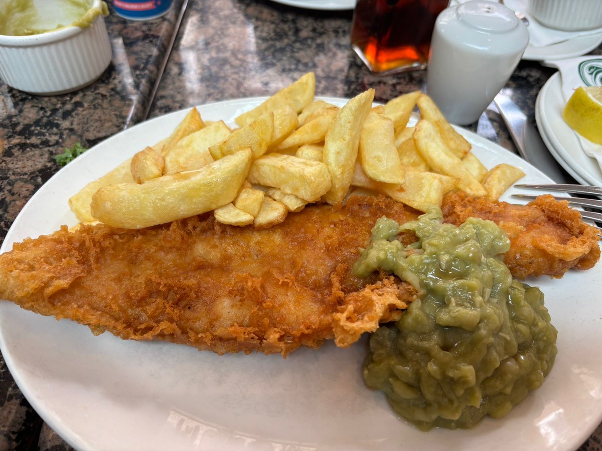 MiddletonFrying's tweet photo. Great day in Whitby for the launch of the NFFF National Fish &amp; Chip Awards 2027.

Congratulations to the NFFF on a brilliant launch, and a big thank you to our friends at Trenchers for the fish and chips and great service. 

#MiddletonFoods #NFFF #FishAndChips #BetterBatter https://t.co/zHNJ43Syzr