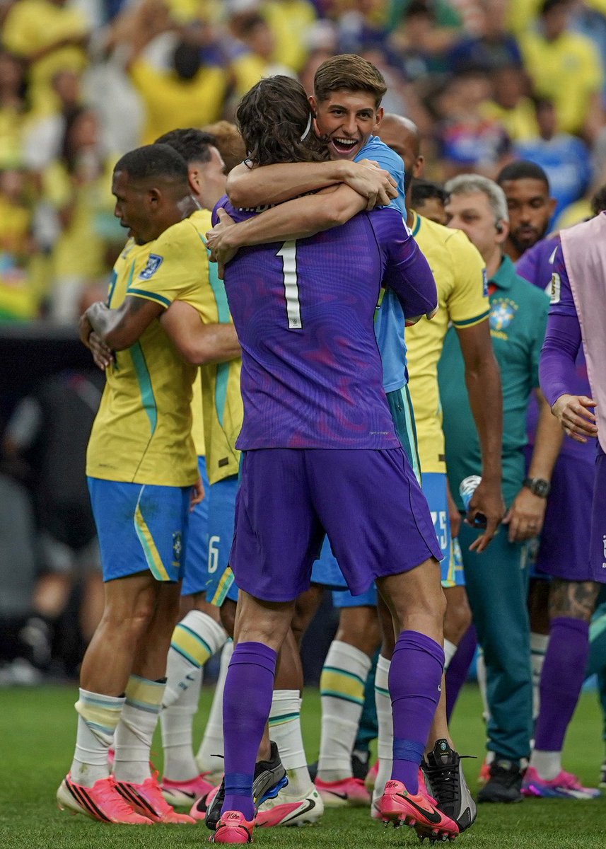 PapaRubroNegro's tweet photo. Que foto irada do Alisson abraçando o nosso Léo Nannetti após a virada do Brasil sobre o Japão! Imagina a felicidade do garoto de estar vivenciando tudo aquilo! 

📸 @rafaribeirorio | @CBF_Futebol https://t.co/fG7JUcf3l5