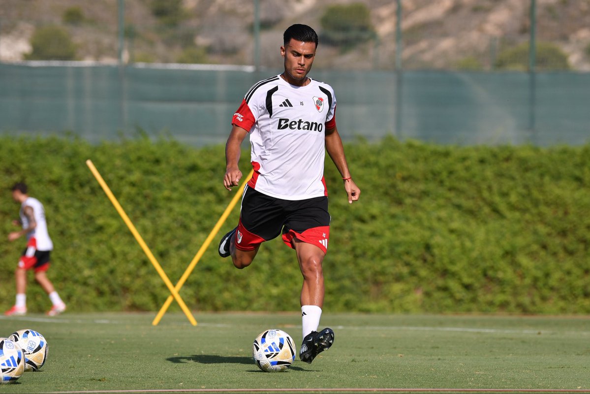 RiverPlate's tweet photo. Seguimos preparándonos 𝐜𝐨𝐧 𝐭𝐨𝐝𝐨 👊⚽️ https://t.co/9tlwZxOxO0