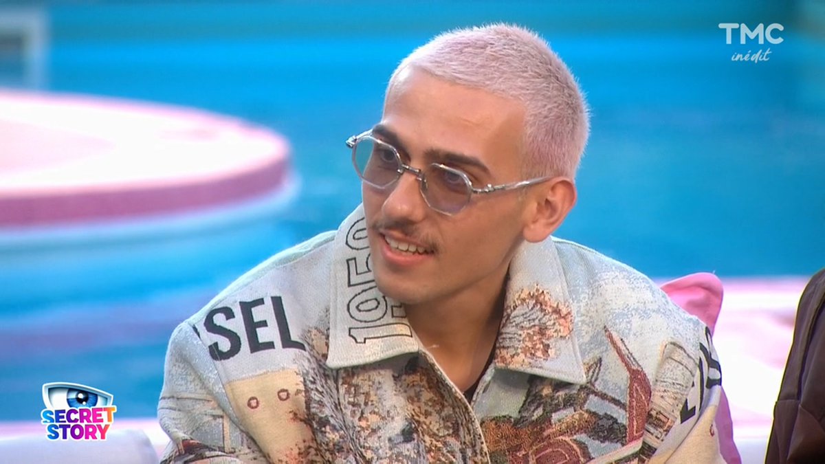staracreact's tweet photo. Simon (et toute la maison) pense qu'Arthur a un complice dans le Yatch. 
Ils vont tellement les cramer 🤣 #SecretStory https://t.co/77Cn1w9U79