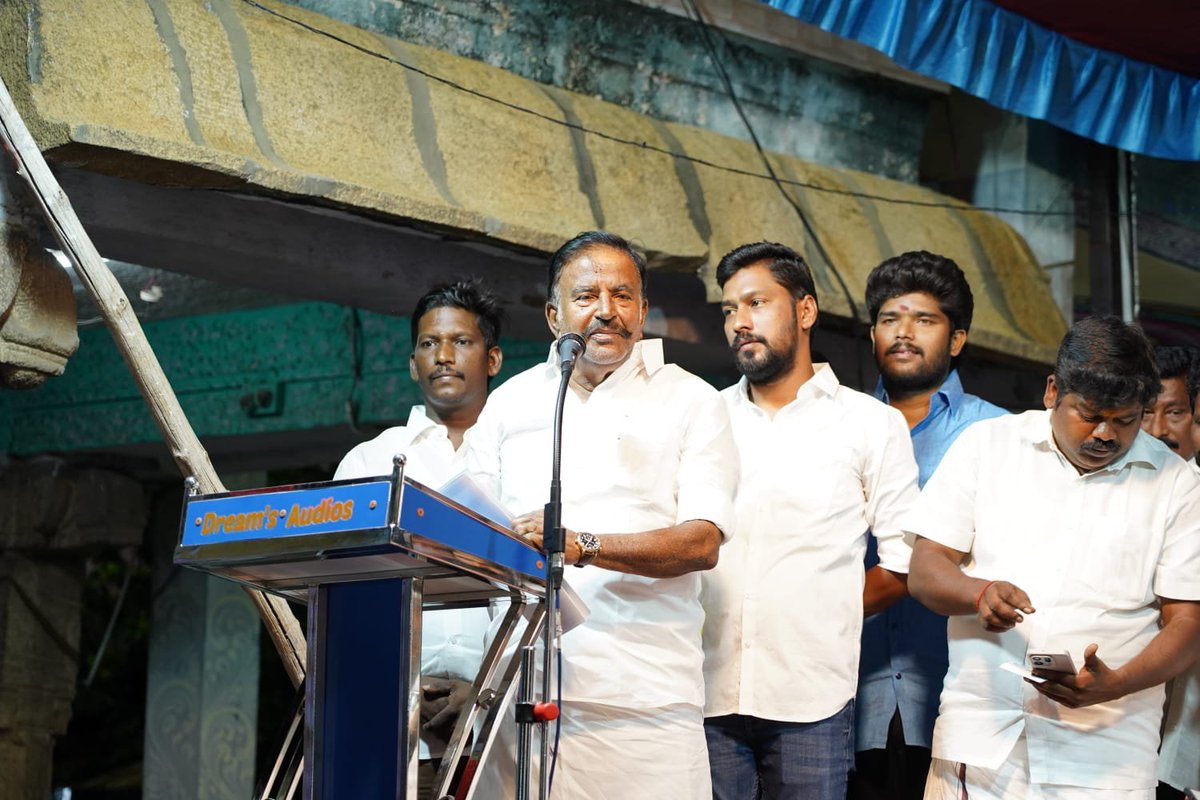 KN_NEHRU's tweet photo. திருச்சி மாவட்டம் லால்குடியில் நடைபெற்ற முத்தமிழறிஞர் கலைஞர் அவர்களின் 103 வது பிறந்தநாள் விழா பொதுக்கூட்டத்தில் இன்று பங்கேற்று சிறப்புரையாற்றினேன்.

தமிழினத்தின் ஒப்பற்ற தலைவராக கலைஞர் ஆற்றிய பணிகளும், நவீன தமிழ்நாட்டை தன் செயல்திட்டங்களால் செதுக்கியதையும் இந்த கூட்டத்தில் எடுத்துக் கூறினேன். அதேபோல், தொட்ட துறைகளில் எல்லாம் வெற்றிகளைக் கண்ட நம் கலைஞரின் சிறப்புகளையும்,  தமிழினத்தின் பால் அவர் கொண்ட அன்பையும் நம் கழக செய்தி தொடர்புக்குழு துணைத் தலைவர் திரு. மருது அழகுராஜ் அவர்கள் பொது மக்களிடம் பகிர்ந்து கொண்டார். 

கலைஞரின் பிறந்த நாளை கொண்டாடும் இவ்வேளையில் நம் கழக ஆட்சி மீண்டும் அமைய அயராது உழைப்போம்..!

கலைஞரின் புகழை காலமெல்லாம் போற்றுவோம்..!

#KalaignarForever