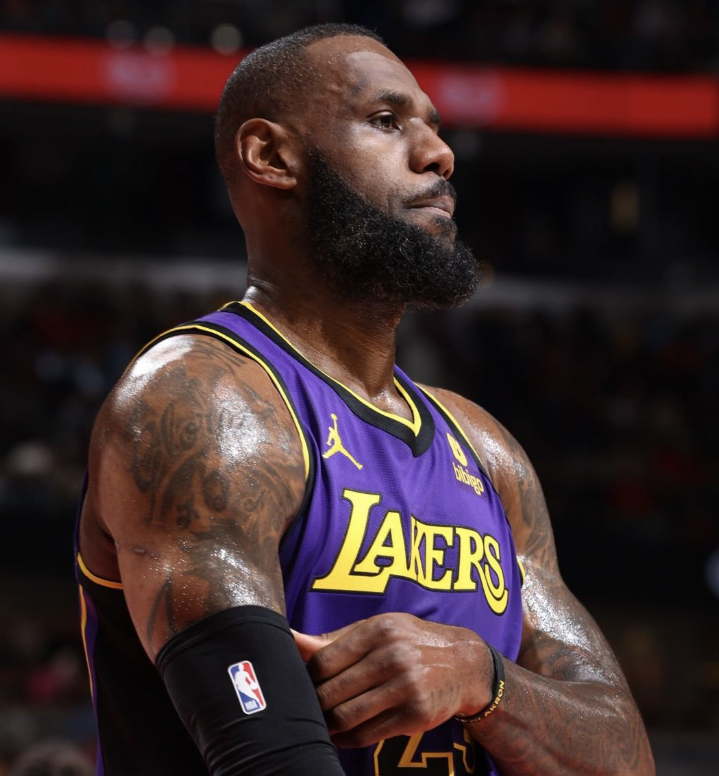 50NuancesDeNBA's tweet photo. 🚨 LEBRON JAMES VA BEL ET BIEN QUITTER LES LOS ANGELES LAKERS 🚨

Rich Paul a fait savoir aux purple and gold qu'ils pouvaient désormais avancer sans le King, car ce dernier jouera ailleurs !

Après 8 saisons à L.A, LeBron s'en va !
WOW 🥶🥶🥶

via @ShamsCharania 🗞️ https://t.co/iQz7DZ6WIs