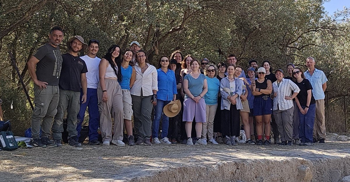 PLArchaeoAthens's tweet photo. 🔵 4th and final excavation season at Mycenaean #Pefkakia began June 15, near Volos (#Greece).
🔵 Polish–Greek project led by Anthi Batziou &amp; Bartłomiej Lis, with #PAIA support and intl funding.
🔵 Over 20 researchers now work across 5 trenches studying Late Bronze Age remains. https://t.co/nYdJoCprnX