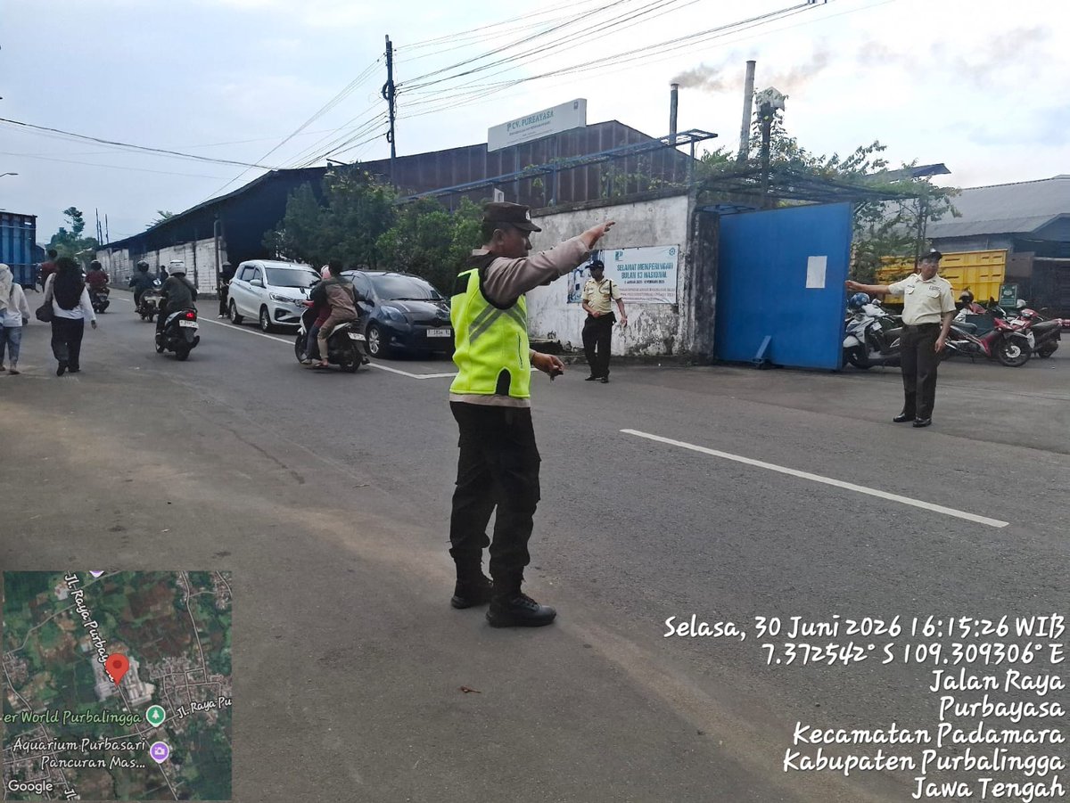 HPadamara's tweet photo. Anggota polsek Padamara melaksanakan pengaturan lalu lintas di Jl Purbayasa https://t.co/OvdUqBfOkZ