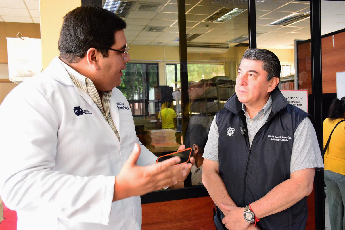 RegistroCivilec's tweet photo. #SantaElena📍| El director general, @OttnRivadeneira, visitó la agencia del Registro Civil (ARCES) en el Hospital Liborio Panchana 🏥 para verificar la calidad del servicio de inscripciones de nacimiento, permitiendo a madres y padres registrar oportunamente a sus hijos. 👶🫆 https://t.co/xyvEASnH39