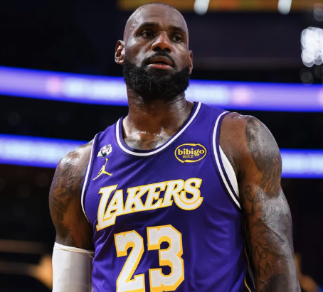 LegionHoops's tweet photo. No doubt, LeBron James will have his No. 23 jersey retired by the Lakers someday. Legend. https://t.co/qVM5Y5O4Jd