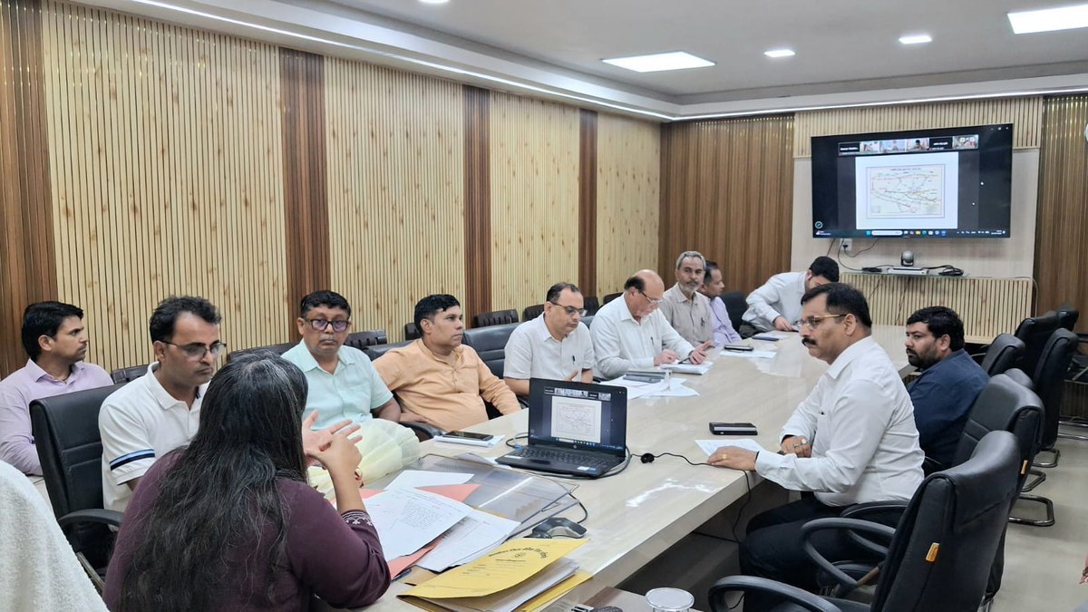 MedhaRoopam's tweet photo. व्यापार बंधु समिति की बैठक में व्यापारियों की समस्याओं एवं सुझावों पर विचार-विमर्श करते हुए संबंधित विभागों के अधिकारियों को निर्देशित किया कि व्यापारियों की समस्याओं का प्राथमिकता के आधार पर शीघ्र एवं गुणवत्तापूर्ण समाधान सुनिश्चित किया जाए। @CMOfficeUP @UPGovt https://t.co/ZHAY3zAcZv