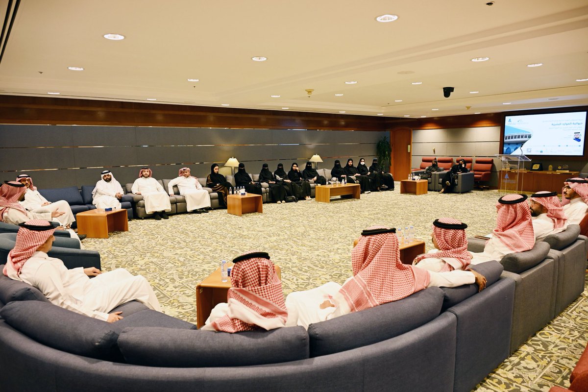 AsharqiaChamber's tweet photo. نظمت #غرفة_الشرقية ممثلة بمركز التوظيف اليوم، ديوانية الموارد البشرية بعنوان: “رأس المال البشري بين الصورة الذهنية وبناء السمعة المؤسسية”، قدمها المستشار في رأس المال البشري رامي البشيري، وسط حضور لافت من مسؤولي الموارد البشرية في قطاع الأعمال https://t.co/yDlepnW7PO
