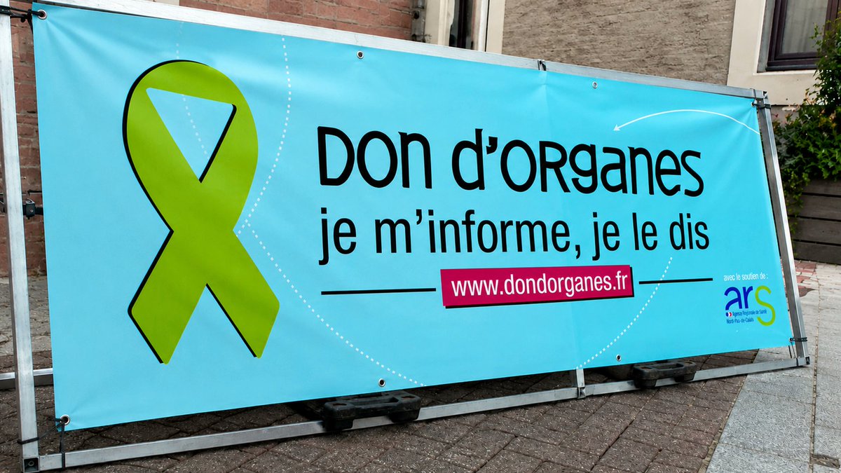 LeMediaEn442's tweet photo. Don d’organes : Le texte sur "l’aide à mourir" ouvre une brèche dangereuse que personne ne veut voir 
https://t.co/gPgaVoCSn0 

Quarante-huit heures pour confirmer une demande de mort assistée. Aucune interdiction explicite du prélèvement d’organes ensuite. Des recours familiaux quasiment inexistants. Une clause de conscience fragilisée. 

Voilà donc le package « dignité » version Macronie 2026 : beaucoup de mots nobles, quelques procédures rassurantes, et une zone grise suffisamment large pour y installer un bloc opératoire.