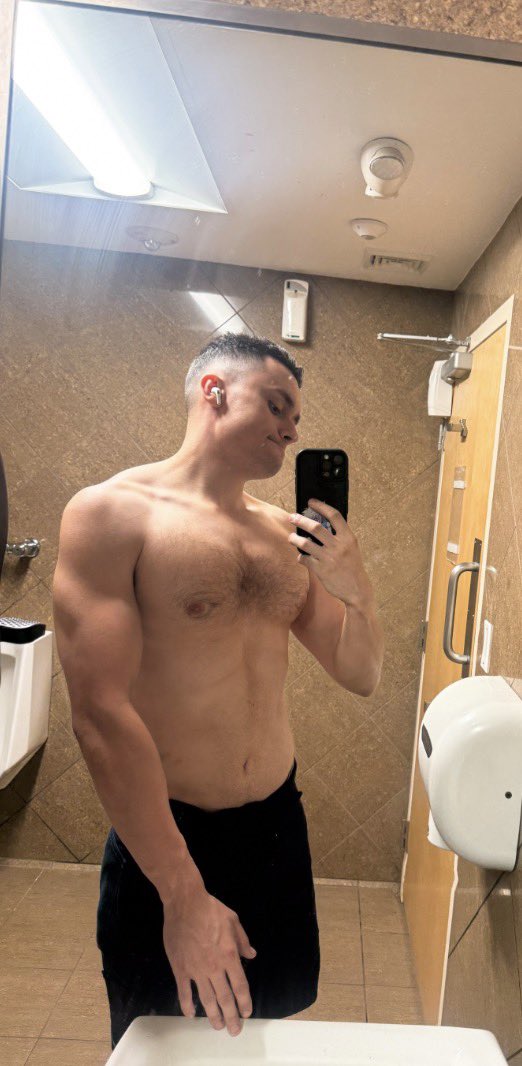 kuribboh's tweet photo. Need to full body shave https://t.co/6wETZclb5x