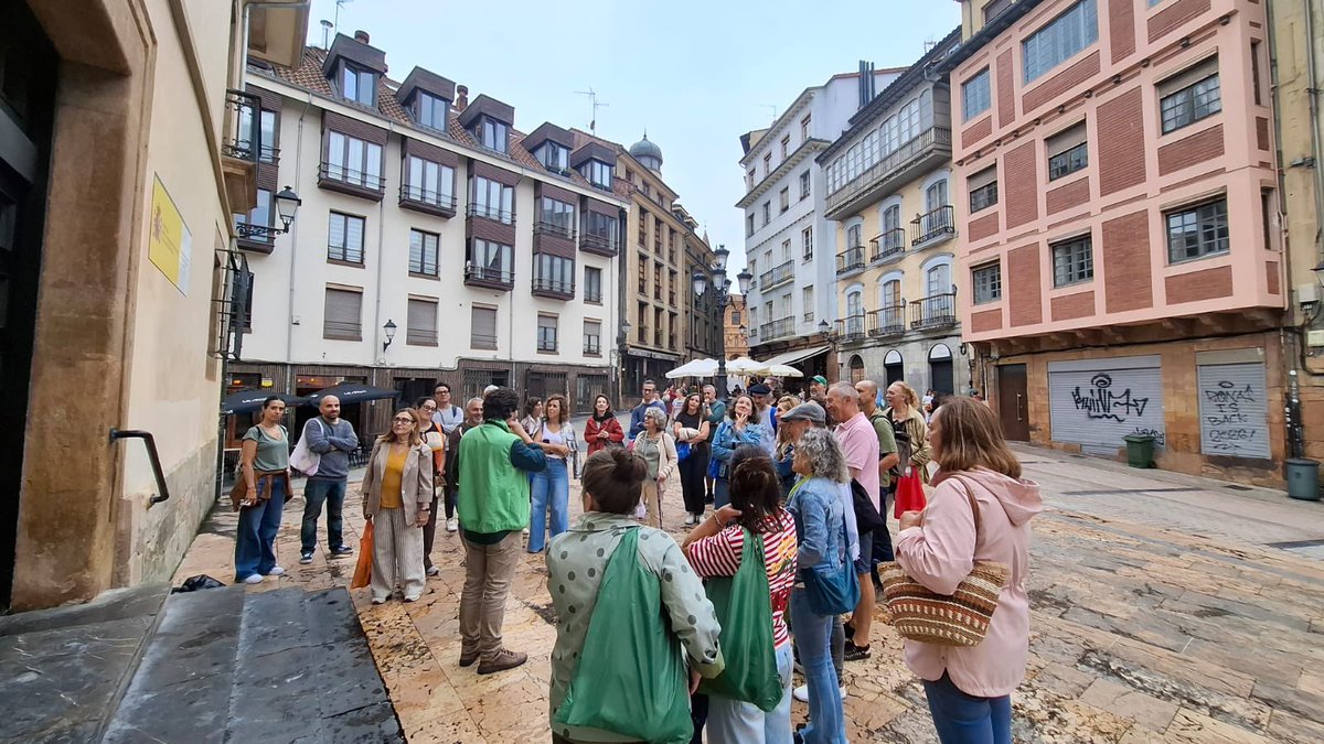 falamosinfo's tweet photo. 🏖️Esta selmana l’alumnáu de Falamos tuvo la oportunidá de participar d’una xornada con dos actividaes complementaries n’Uviéu con motivu del final de los cursos. L’actividá consistió en dos visites guiaes n’#asturianu, una a la Xunta Xeneral y otra peles hestories de mieu d’Uviéu https://t.co/Q69nhXeviz