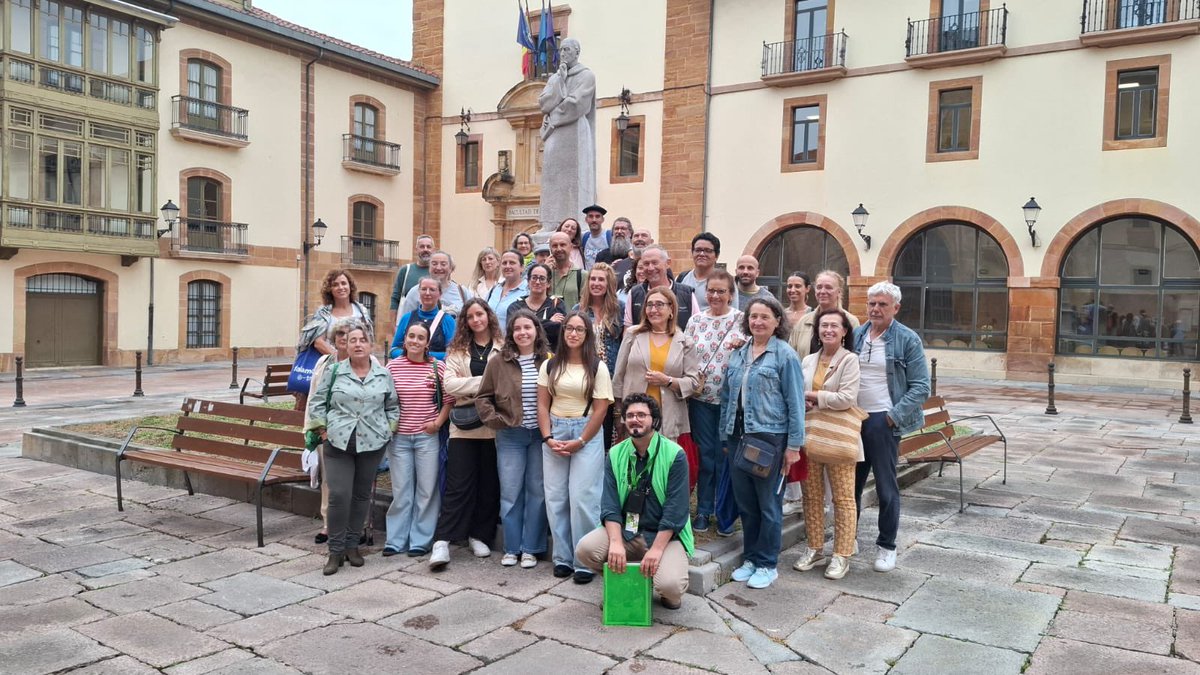 falamosinfo's tweet photo. 🏖️Esta selmana l’alumnáu de Falamos tuvo la oportunidá de participar d’una xornada con dos actividaes complementaries n’Uviéu con motivu del final de los cursos. L’actividá consistió en dos visites guiaes n’#asturianu, una a la Xunta Xeneral y otra peles hestories de mieu d’Uviéu https://t.co/Q69nhXeviz