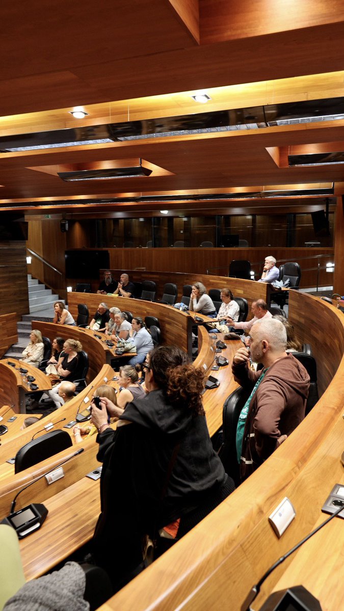 falamosinfo's tweet photo. 🏖️Esta selmana l’alumnáu de Falamos tuvo la oportunidá de participar d’una xornada con dos actividaes complementaries n’Uviéu con motivu del final de los cursos. L’actividá consistió en dos visites guiaes n’#asturianu, una a la Xunta Xeneral y otra peles hestories de mieu d’Uviéu https://t.co/Q69nhXeviz