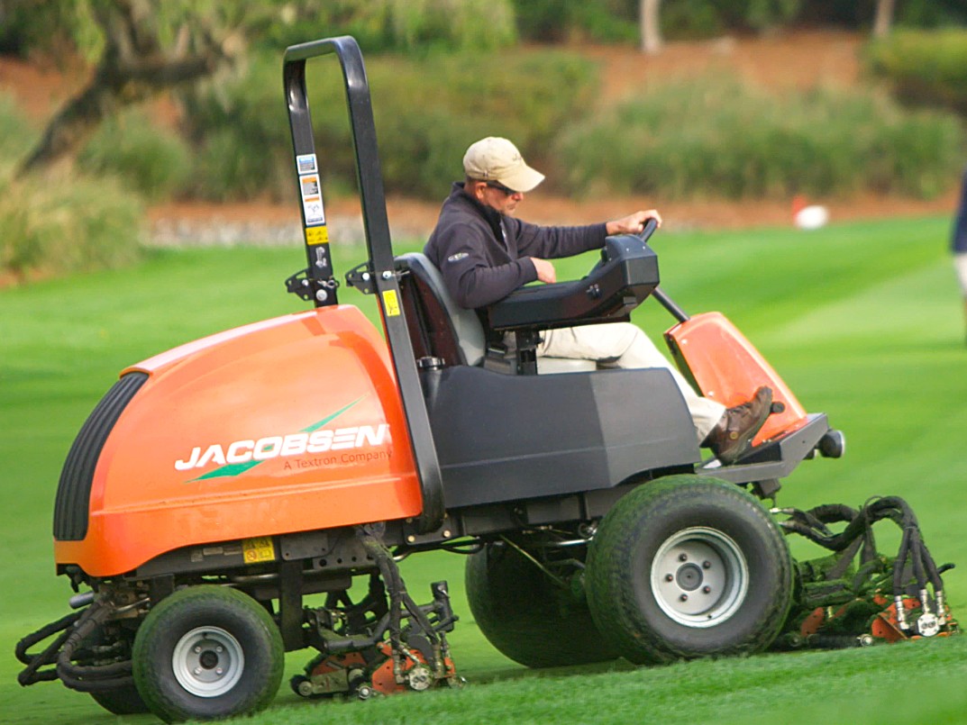 JacobsenTurf's tweet photo. Zoom in, Zoom out 🔍 

With the high-performance golf fairway mower LF550, you can get both comfort and control. 

#Jacobsen #LF550 https://t.co/HrYJMw8F9s