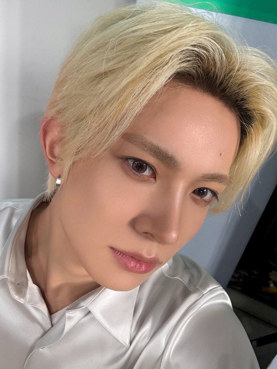 Pjsxhoon's tweet photo. Nyonya Lee.                                      Mr. Park. https://t.co/tD2KrejidW