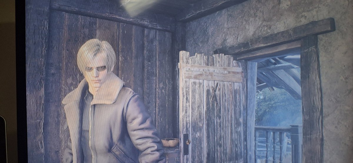Lady_Comateen's tweet photo. Oooh Leon t'as volé les lunettes de Wesker ! https://t.co/UkR5pPjDj5