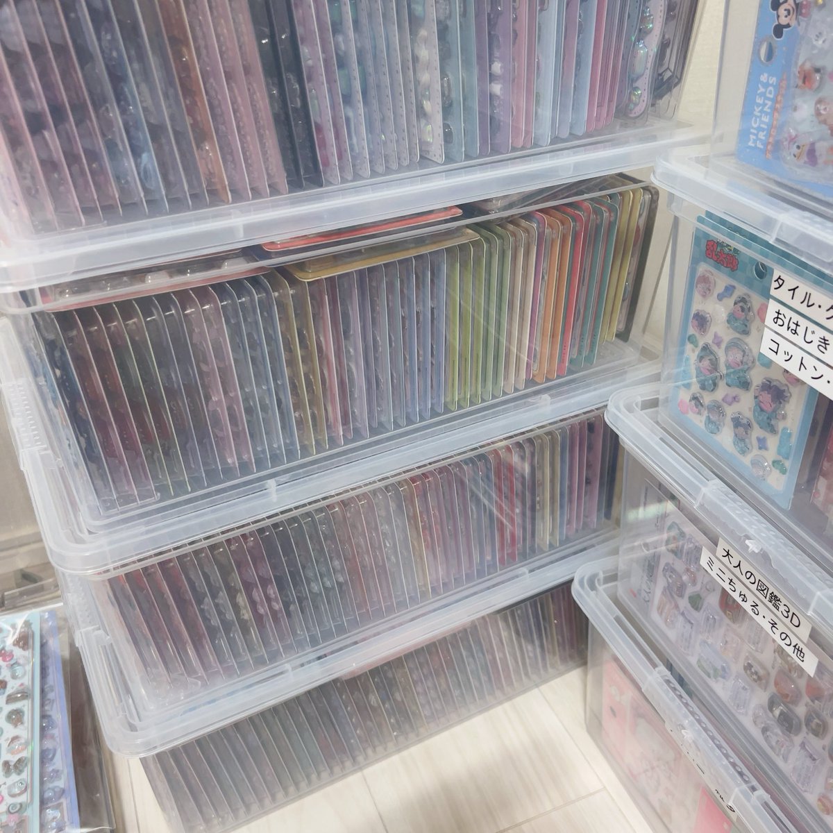 ai_3838's tweet photo. 貼る用と保存用で2枚ずつ集めてるからシール大量にあるんだけどシールとして使えないなら改善されるまで集めるのストップしようかな…🥲
膨張現象おきてるのは最近の新作とオリジナル増産再販、POPUPのシールくらいだと思うけど…本当に萎える🫩 https://t.co/SbO6bYsAgE
