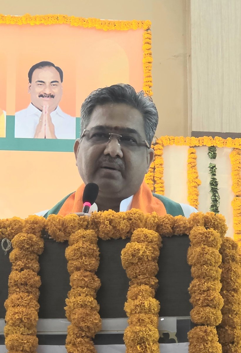 sunilbansalbjp's tweet photo. तेलंगाना की प्रदेश कार्यसमिति बैठक के समापन सत्र में कार्यकर्ताओं को संबोधित किया। 

बैठक में प्रदेश अध्यक्ष श्री एन रामचंद्र राव जी, केंद्रीय मंत्री श्री जी किशन रेड्डी जी एवं प्रदेश महामंत्री संगठन श्री चंद्रशेखर जी सहित पदाधिकारियों की उपस्थिति रही।
@BJP4Telangana https://t.co/nnmPaqNtFl