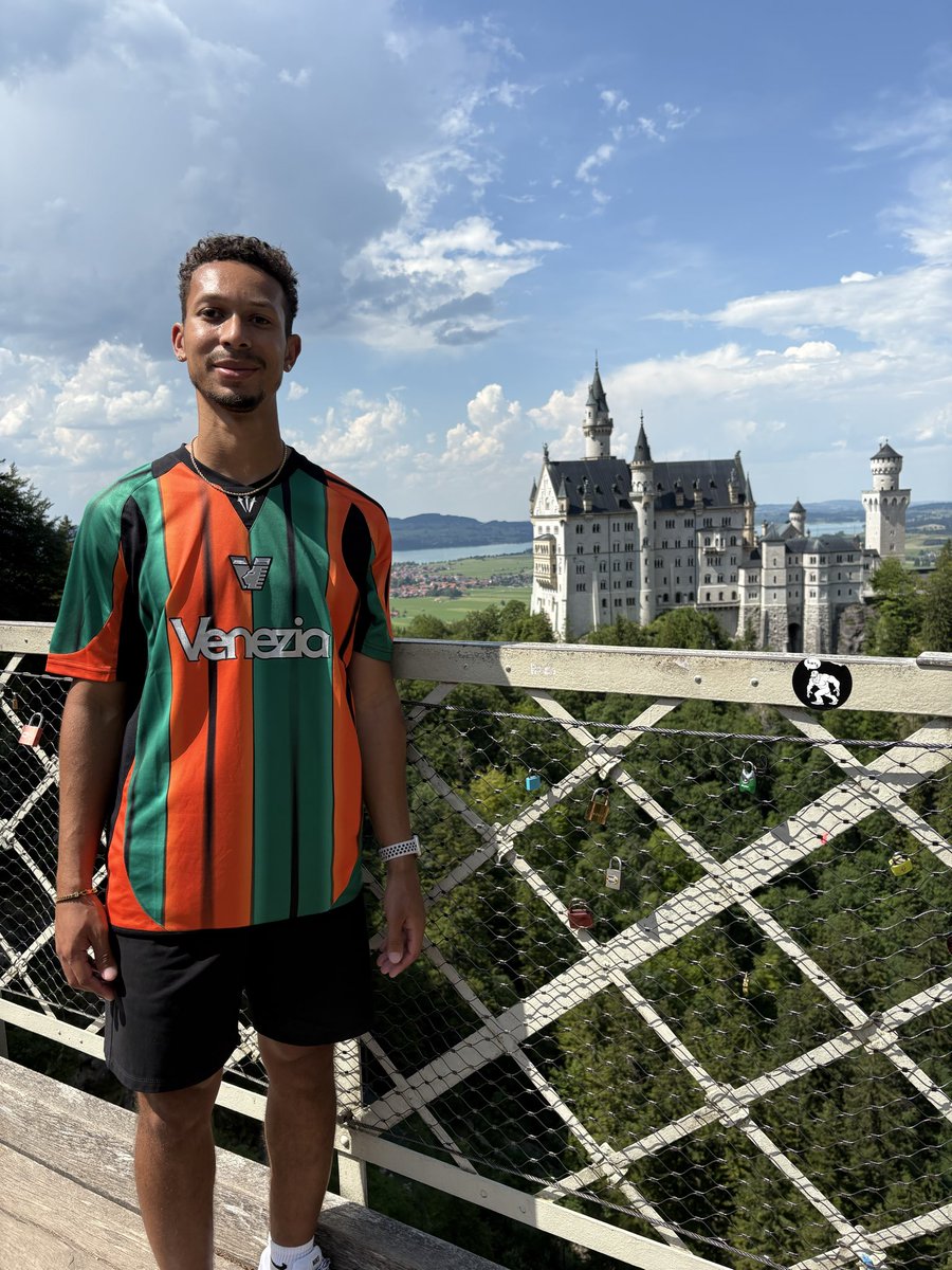 LiveLikeLandon's tweet photo. Neuschwanstein castle https://t.co/5IFPRo7rPg