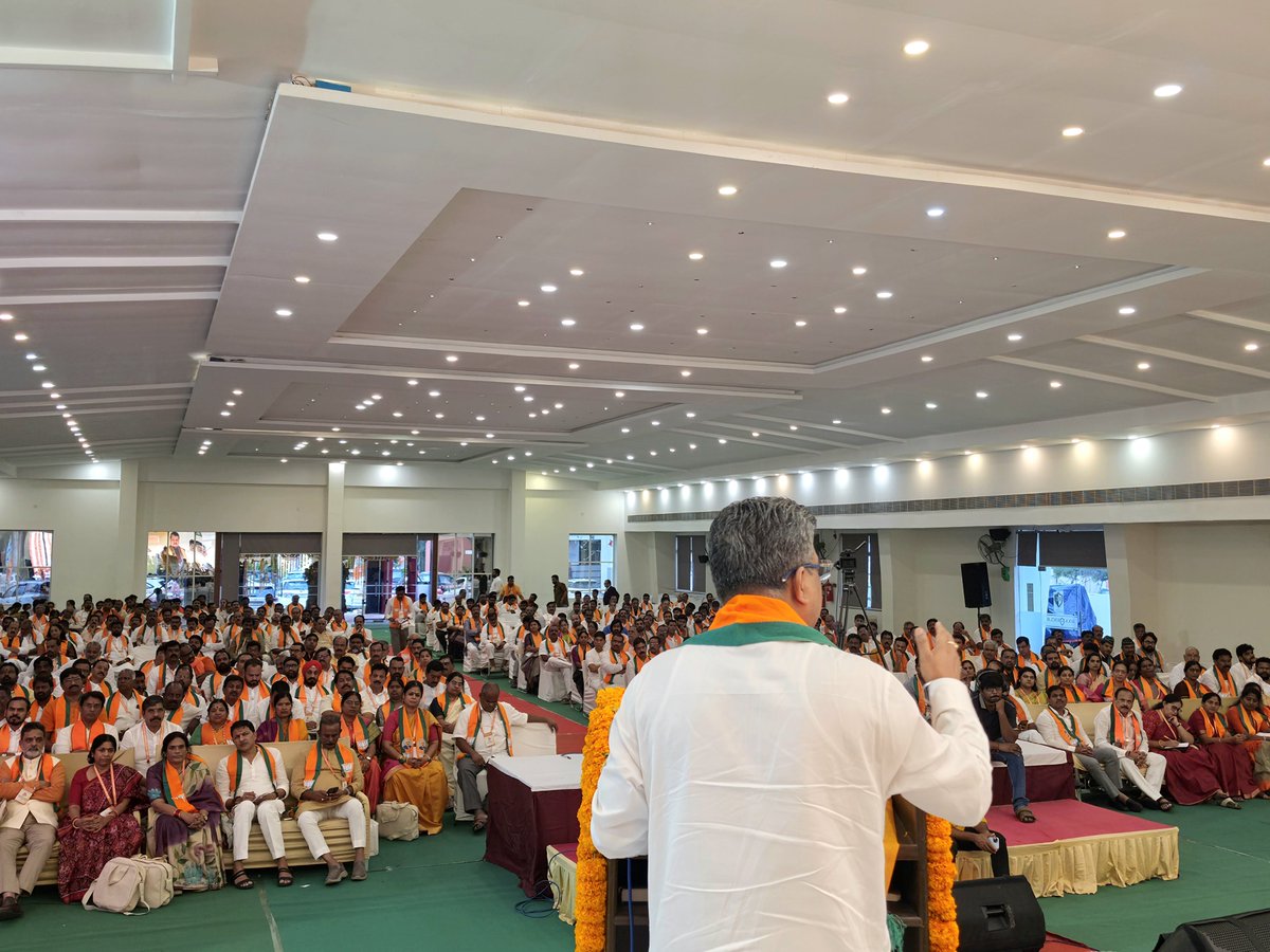 sunilbansalbjp's tweet photo. तेलंगाना की प्रदेश कार्यसमिति बैठक के समापन सत्र में कार्यकर्ताओं को संबोधित किया। 

बैठक में प्रदेश अध्यक्ष श्री एन रामचंद्र राव जी, केंद्रीय मंत्री श्री जी किशन रेड्डी जी एवं प्रदेश महामंत्री संगठन श्री चंद्रशेखर जी सहित पदाधिकारियों की उपस्थिति रही।
@BJP4Telangana https://t.co/nnmPaqNtFl