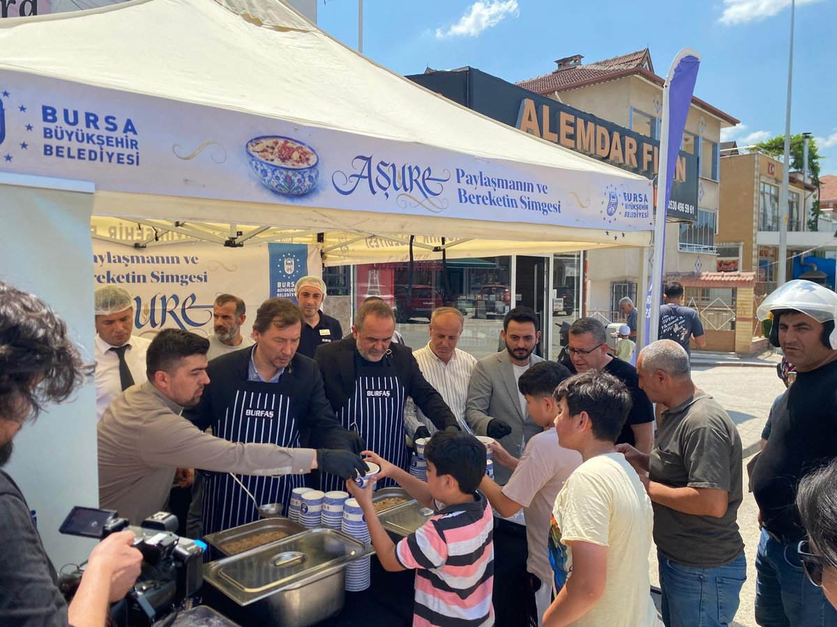 inegolakgenc's tweet photo. 📍Akhisar Mahallesi 
Bursa Büyüksehir Belediyemizin aşure ikramında kıymetli hemşehrilerimizle buluştuk.

#Akİnegöl https://t.co/vcOlGKQ4Xp