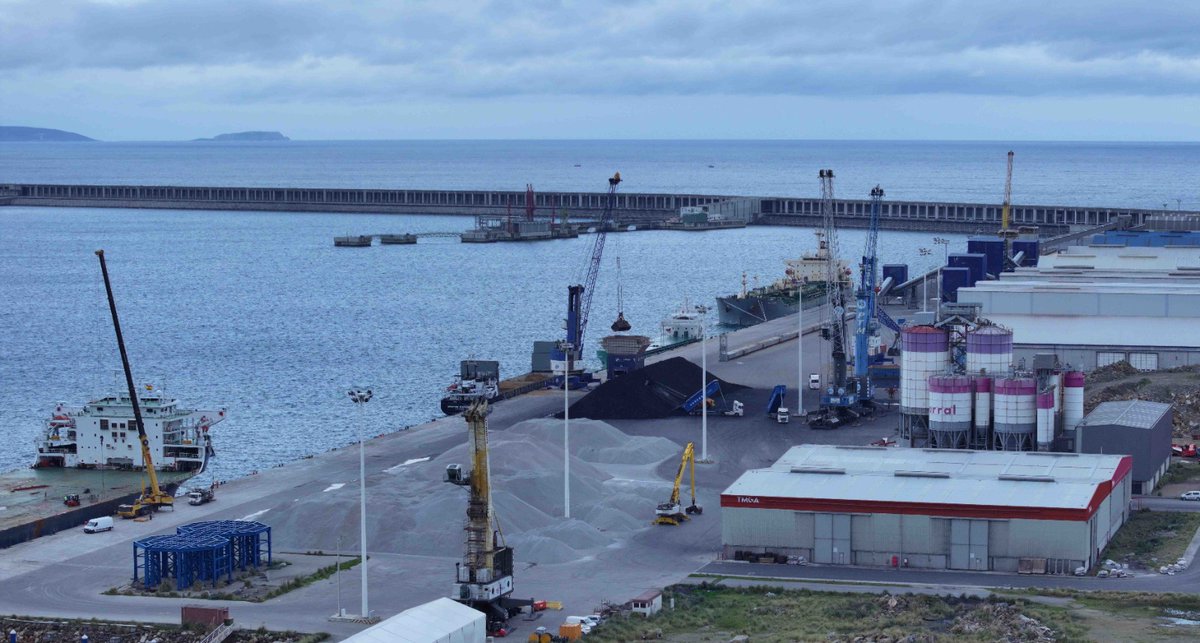 PuertoACoruna's tweet photo. [CONSEJO DE ADMINISTRACIÓN] El @PuertoACoruna invertirá 275 millones hasta 2030 para impulsar el #GreenPort y #CoruñaMarítima

✔️ Asegura su capacidad inversora al reducir en 56M las amortizaciones previstas en los créditos con el BEI y @PuertosEstado 

ℹ️ https://t.co/vsfi8RfFLm https://t.co/U87gP8hFth