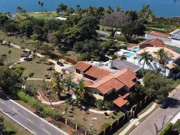 g_vgouvea's tweet photo. Coordenador de Flávio Bolsonaro compra mansão de 1.312,5 m² por R$ 23 milhões: A escritura da compra foi lavrada em setembro de 2025, cerca de dois meses antes da operação da Polícia Federal contra o Banco Master. 

Lavanderia Vorcaro a todo vapor! 

Como é perfeita a 'meritocracia'; são milhões para cá, milhões para lá, e a justificam chamando quem os critica de invejosos. O duro é ver pobre lascado votando nessa quadrilha.