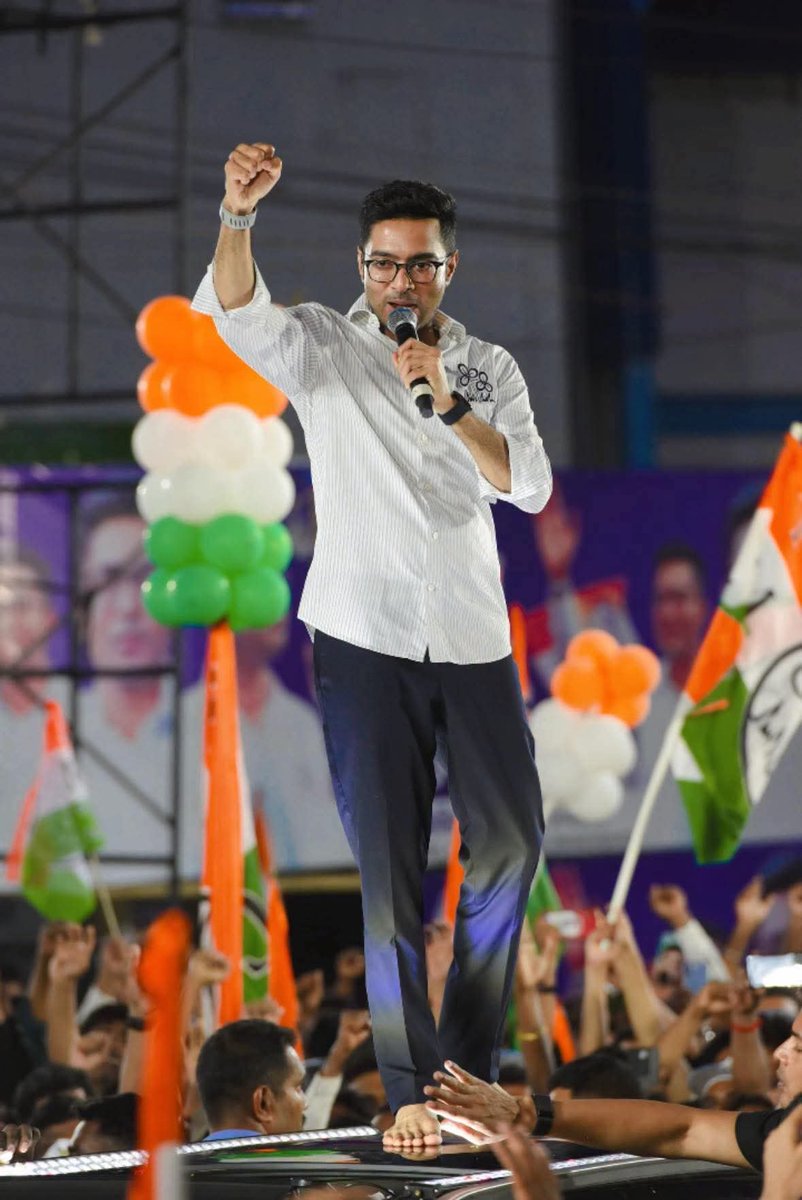 aitctuhin's tweet photo. কারা যেন বলেছিল #তৃণমূল ঝান্ডা ধরার লোক থাকবে না দেখ  @AITCofficial ফুরিয়ে যায়নি এখনো হাজার হাজার কর্মীরা আছে @MamataOfficial সাথে 💚 

@abhishekaitc 
@KunalGhoshAgain 
@MahuaMoitra 
@KirtiAzaad 

#MamataBanerjee 
#AbhishekBanerjee 
#KhelaHobe https://t.co/Qd0ENc87dz