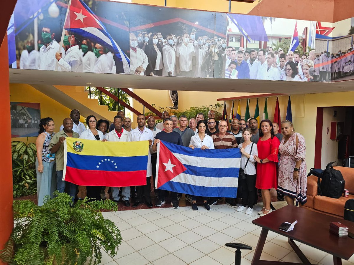 TaniaMCruzHdez's tweet photo. 📢 Integrantes de la Brigada Henry Reeve llegan a tierra bolivariana para reforzar la 1ra línea de atención junto a la Brigada Médica 🇨🇺. 
La vocación de servir vence cualquier adversidad. Cuba acompaña, salva y reconstruye.
Especialistas listos para apoyar. 🇨🇺⚕️🇻🇪
#CubaPorLaVida https://t.co/jAs0coYV9f