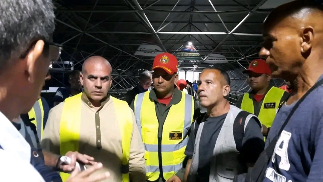 TaniaMCruzHdez's tweet photo. 📢 Integrantes de la Brigada Henry Reeve llegan a tierra bolivariana para reforzar la 1ra línea de atención junto a la Brigada Médica 🇨🇺. 
La vocación de servir vence cualquier adversidad. Cuba acompaña, salva y reconstruye.
Especialistas listos para apoyar. 🇨🇺⚕️🇻🇪
#CubaPorLaVida https://t.co/jAs0coYV9f