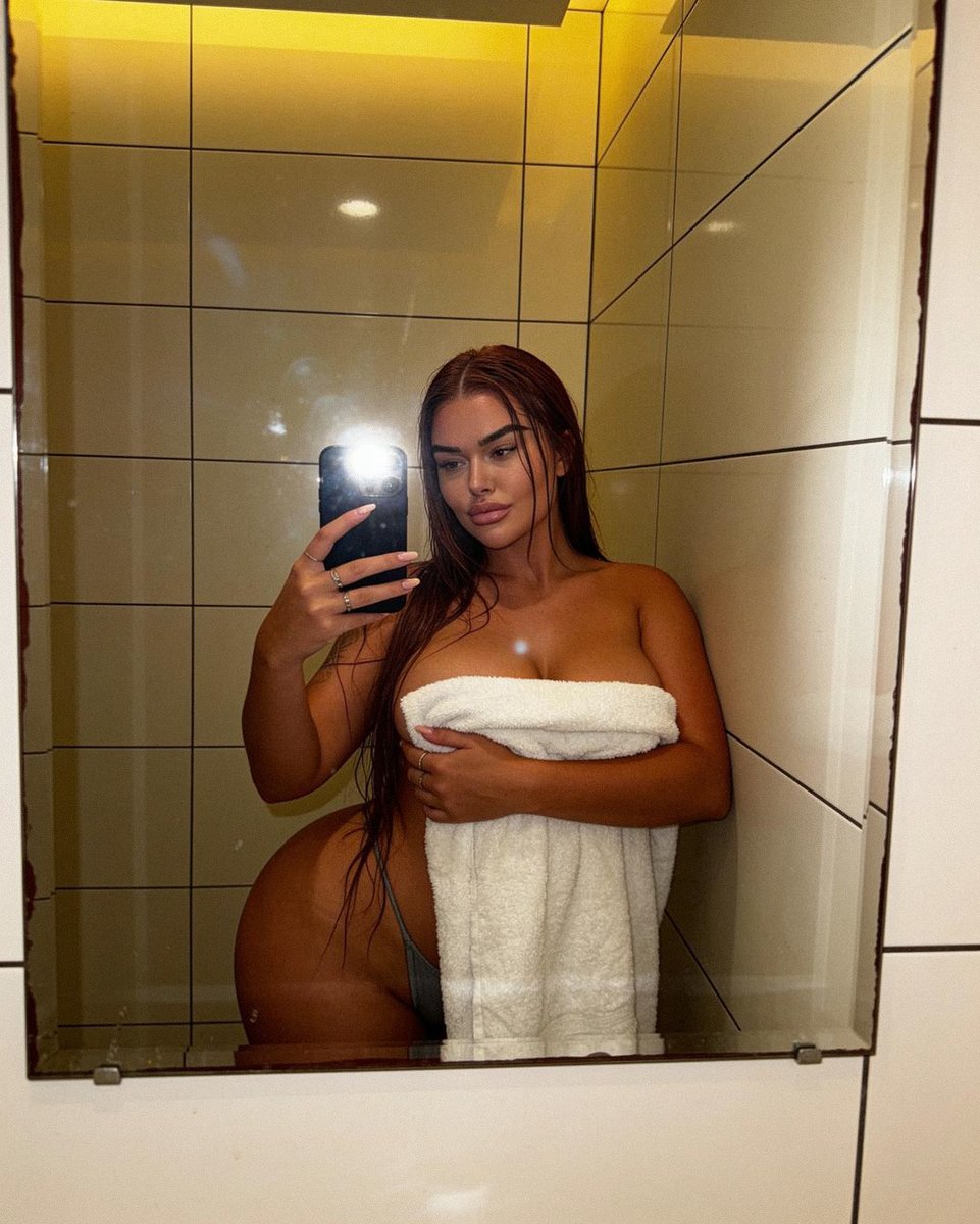 CakeQueenGina's tweet photo. be honest… smash or pass? 👀 https://t.co/srajfZOcL6