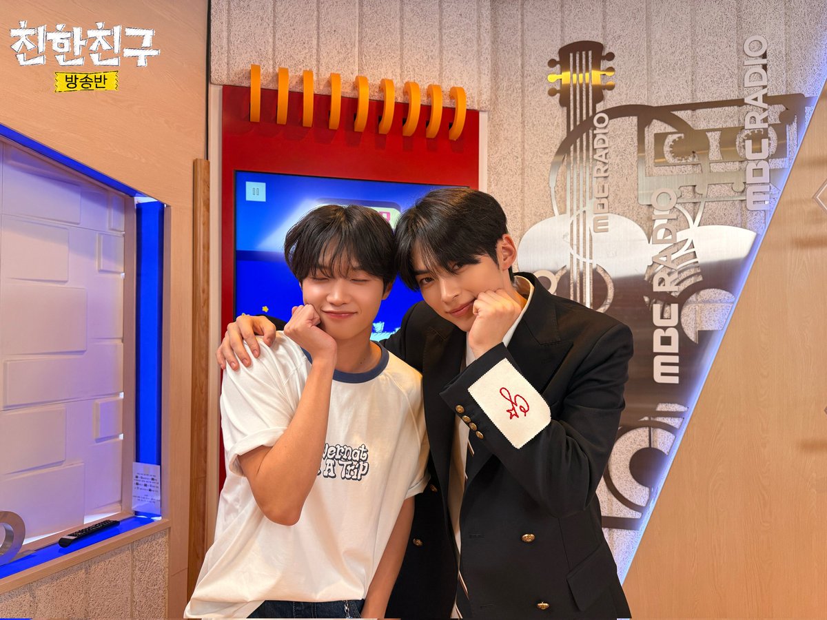 mbcbf_bf's tweet photo. 🏫친친방🏫

#친한친구방송반
#손동표 #SONDONGPYO @sondongpyo_dsp
#성한빈 #SUNGHANBIN @sunghanbin_twt

물속성 햄디, 동표와 함께
여름방학이라는 행복한 생각의 🌊파도속으로 다이빙한 오늘 밤🫧 https://t.co/EwtSz2PzP2