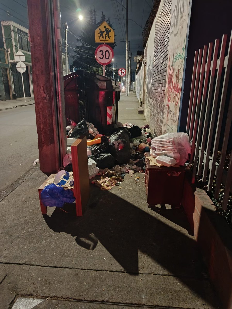 AndryLozanoT's tweet photo. 1/3 ⚠️ ¿Tenemos que esperar a que ocurra una emergencia para que se atiendan los reportes de la comunidad?

Desde el 19 de junio la comunidad reportó un punto con escombros y residuos, en el barrio Ferrocaja. https://t.co/Br4c82ivDn