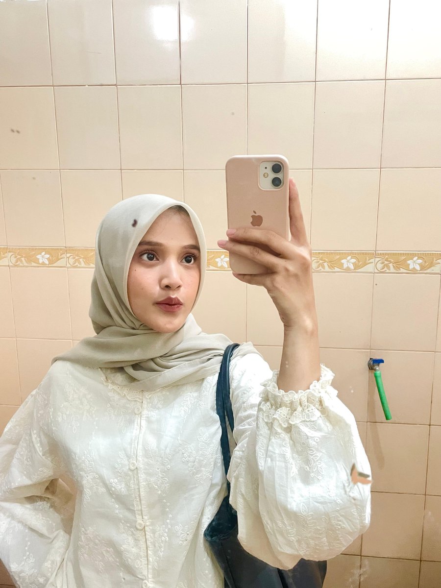 sofashaa22's tweet photo. #outfitcheck
1. atasan dari shop marra : https://t.co/TV7fz95uPJ
2. paris jadul : https://t.co/o3Bcywy6KF
3. case lucukk : https://t.co/Plh1Qlkfjz
4. totebag under 50k 💸 : https://t.co/CKt96UTErn https://t.co/yakp0lRtgY