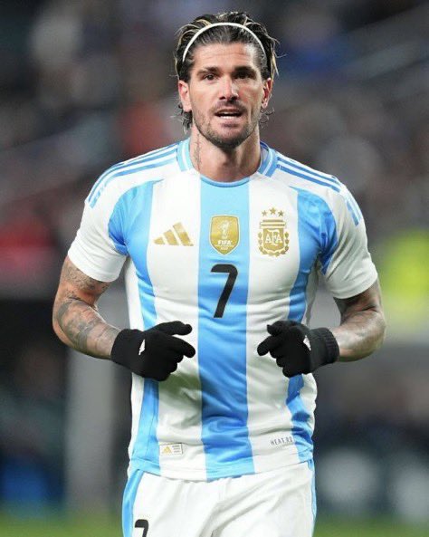 fcb_elias1's tweet photo. Rodrigo De Paul:

“ Messi once came late to training, I begged Scaloni to punish the rest of us for coming early to training “ https://t.co/AWB0X5oL57