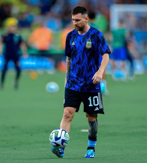 fcb_elias1's tweet photo. Rodrigo De Paul:

“ Messi once came late to training, I begged Scaloni to punish the rest of us for coming early to training “ https://t.co/AWB0X5oL57