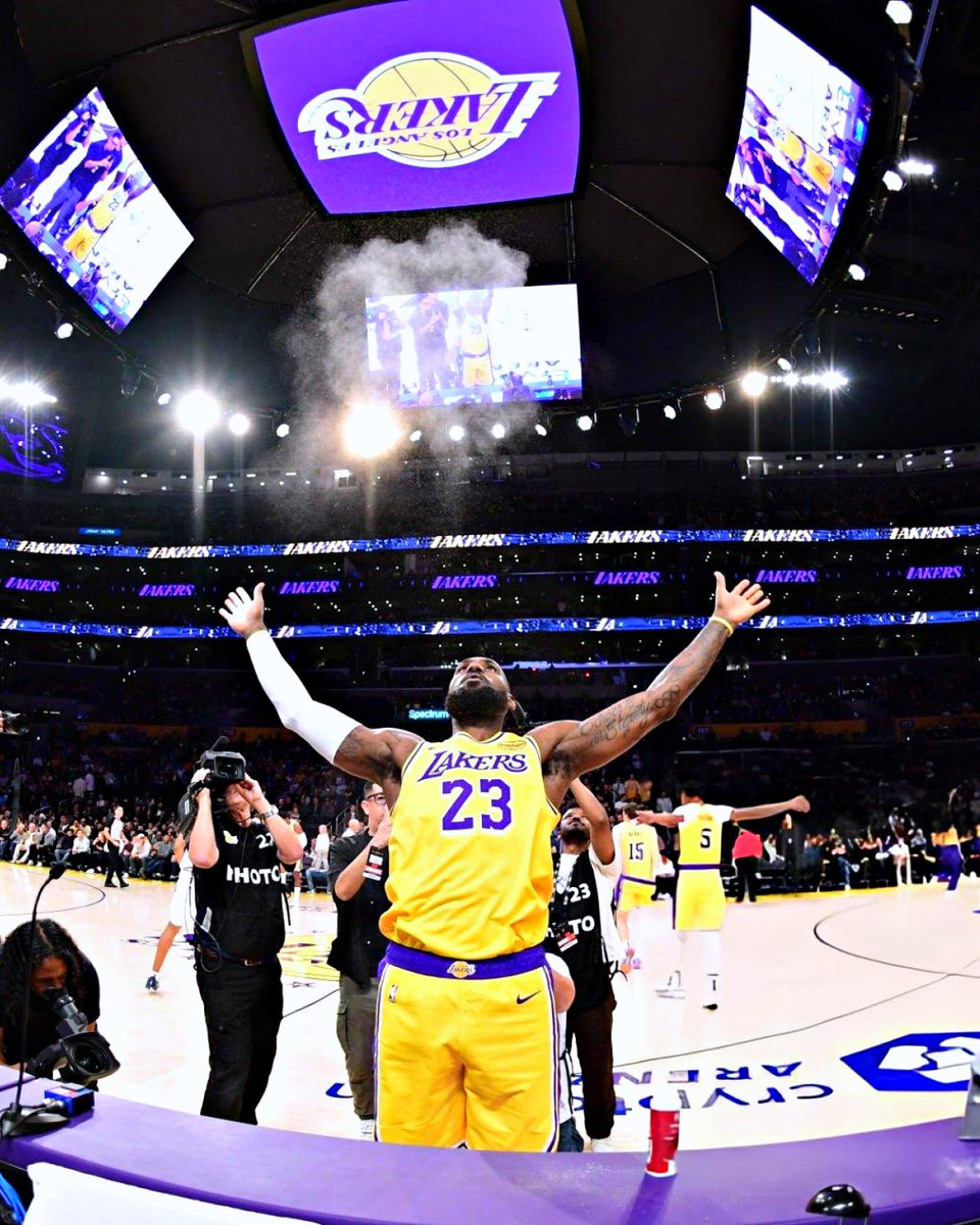 B24PT's tweet photo. LeBron James decidiu sair dos Lakers.

Fim de uma era. 👑 https://t.co/0IiQttKUER