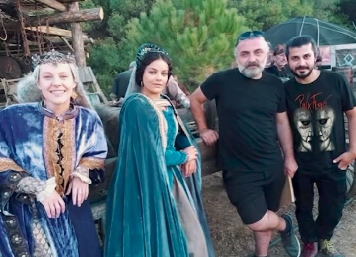 Slayeonsone's tweet photo. 4.5 yıl sonra Şeyma & Mari kamera arkası geldi ❤️ Turgut 4.sezondan muhtemelen.
#şeymakorkmaz #rüzgaraksoy
#kuruluşosman #turmar https://t.co/bOYKWAavDT